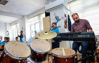 Şehitkamil’de öğrencilere enstrüman desteği