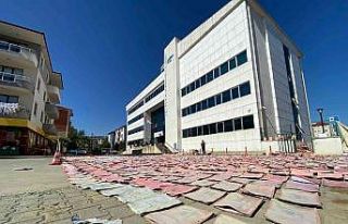 Selde ıslanan resmi evraklar tek tek kurutuluyor