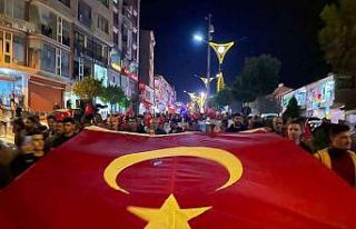 Şemdinli’de metrelerce uzunluğunda Türk Bayrağı...