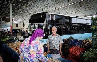 Semt pazarına park edilen plakasız halk otobüsü,...