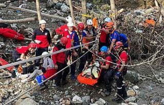 Senaryo gerçeği dereye uçan traktörden yaralıları...