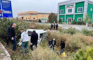 Servis aracının otomobille çarpıştığı kazada...