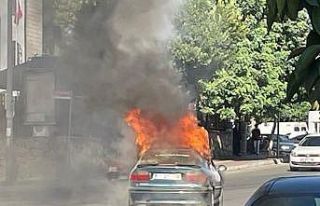 Seyir halindeki otomobil alev alev yandı