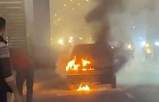 Seyir halindeyken yanan otomobil kullanılamaz hale...