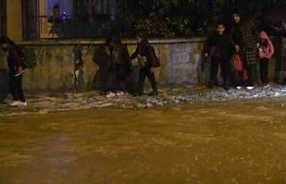 Siirt’te sağanak yağış sonrası caddeler dereye...