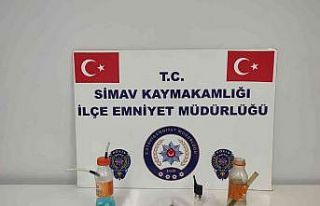 Simav’da araçta uyuşturucu madde kullanan 2 kişi...