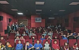 Simav’da öğrencilerin sinema keyfi