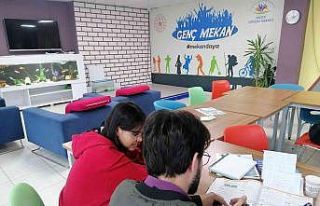 Sınava hazırlanan gençlere eğitim desteği