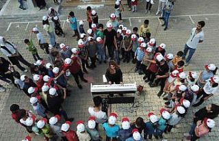 Sınır okulunda öğrencilerin ilk konser heyecan