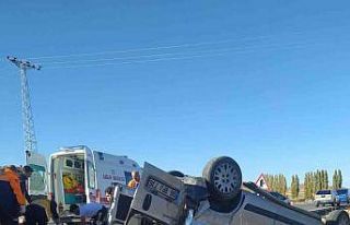 Sivas’ta hafif ticari araç takla attı: 4 yaralı