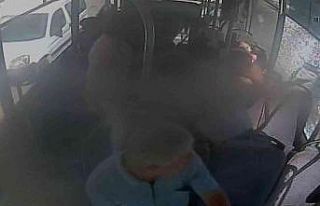 Şizofren hastası halk otobüsüne çapayla saldırı