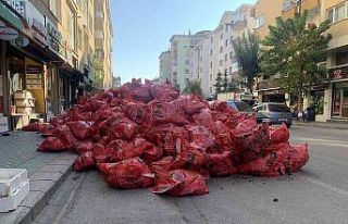 Sokağa yığılan kömür torbaları trafikte tehlike...