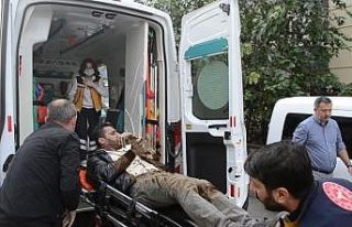 Sokak ortasında 6 yerinden bıçaklandı