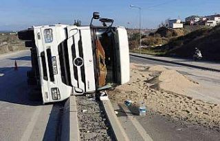 Sultangazi’de tuz yüklü tır yola devrildi: 1...