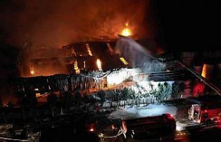 Sünger fabrikası alevlere teslim oldu: Ekipler yangını...