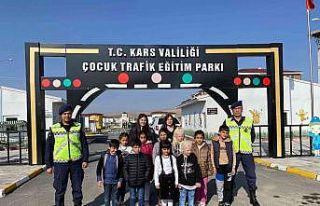 Susuzlu çocuklara trafik eğitimi