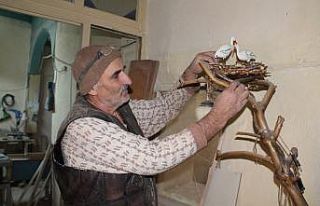 Tahta parçaları emekli Edebiyat öğretmeninin elinde...