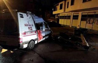 Takla atan ambulans hurdaya döndü: 3 yaralı