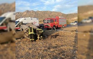 Takla atan otomobil şarampolde ters döndü: 2 yaralı