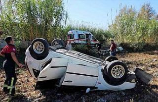 Takla atan otomobil tarlaya uçtu: 2 yaralı