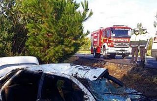 Taklalar atarak hurdaya dönen araçtaki 3 kişi yaralandı