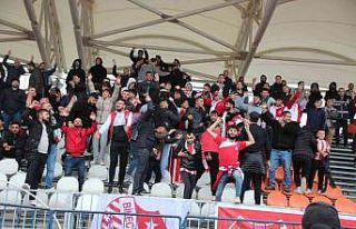 Taraftarların otobüs isyanı, yağmurda kilometrelerce...