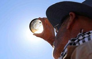 Tarihi anı kaçırmamak için çay tabağını karartıp...