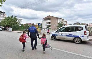 Tekkeköy’de zabıta okul önlerinde, çocuklar...