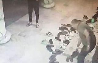 Terlikle geldiği camiden 3 bin liralık ayakkabı...