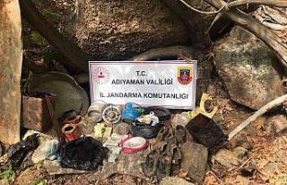 Teröristlerin yaşam malzemeleri toprağa gömülü...