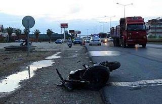 Ters yönden gelen traktörle çarpışan motosikletin...