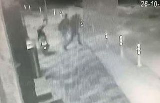 Ters yöne giren hafif ticari aracın altında kalmaktan...