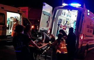 Ticari taksi ile otomobil çarpıştı: 5 yaralı