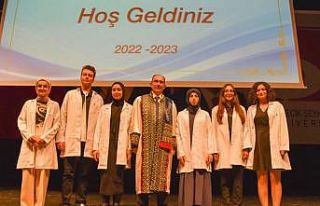 Tıp fakültesi öğrencileri beyaz önlüklerini...