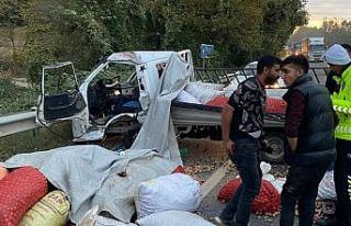 Tır ile ceviz yüklü kamyonet çarpıştı: 3 yaralı