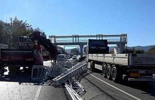 Tırdan düşen malzemeler kazaya yol açtı: 1 yaralı