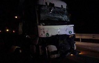 Tırın kamyona çarptığı kazada 1 kişi yaralandı