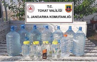 Tokat’ta bir ahırda 195 litre kaçak içki ele...