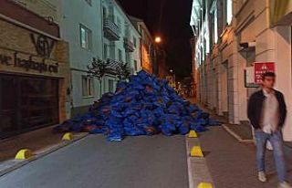 Tonlarca kömür sokağı kapadı