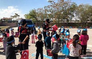 Trafik jandarmasından miniklere trafik eğitimi