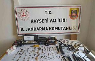 Trafik kontrolünde aranan otomobilden tarihi eser...