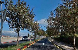 Trafikte güven için yol boyama çalışmaları sürüyor