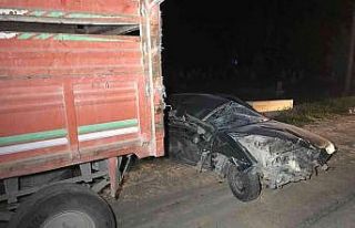 Traktör römorkuna çarpan otomobil sürücüsü...