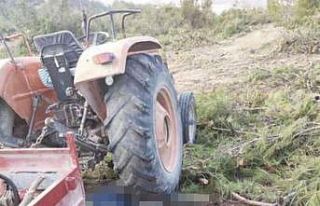 Traktörü durdurmak isterken altında kalan çiftçi...