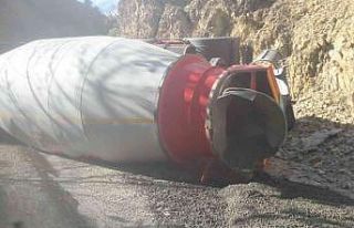 Tunceli’de beton mikseri devrildi
