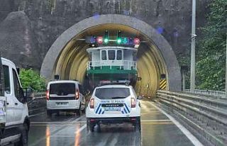 Tünel içindeki tekneyi görenler şaşkına döndü