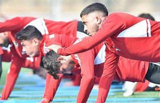 Turgutluspor sentetik sahada hazırlanıyor