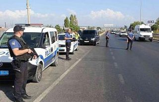Turist taşıyan korsan minibüs, polis uygulamasına...