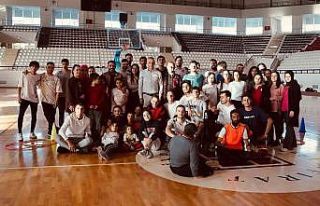 Üniversite öğrencileri özel gereksinimli çocuklarla...