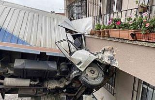 Üsküdar’da kayan kamyonet taksiye ve binaya çarparak...